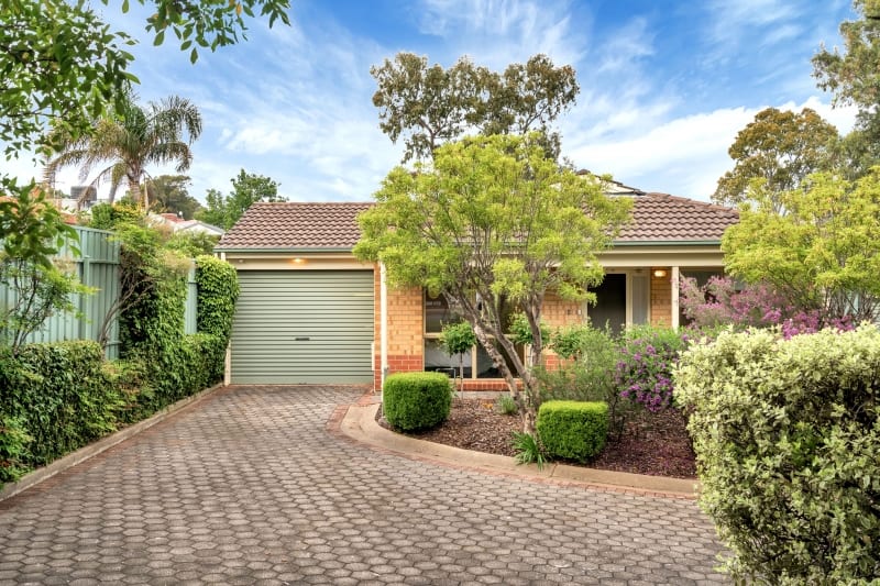 Aberfoyle-park-retirement-living-front-of-unit-with-beautiful-garden.j