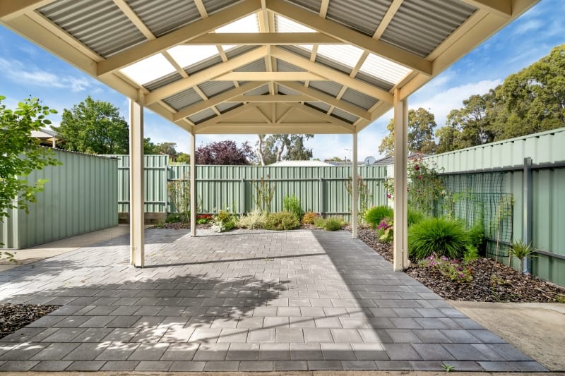 Aberfoyle-park-retirement-living-outdoor-entertaining-area-undercover.