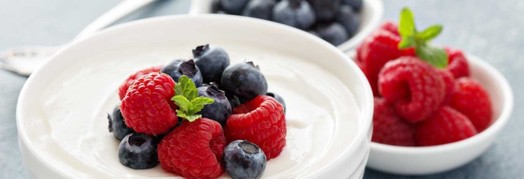 Yoghurt bowl with strawberries can make a good snack.